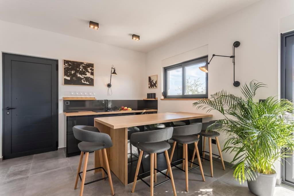 טרוגיר Holiday Home Lolina,Sea On A Palm! Heated Pool מראה חיצוני תמונה